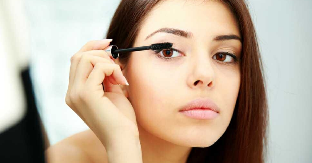 4 Chemicals In EyeMakeup Causing Infections Try These Alternatives