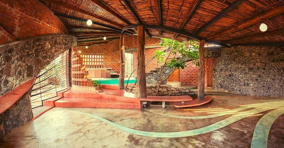 Using an Indoor Pond & Mud Pots, This Unique House Cools Itself With no AC!