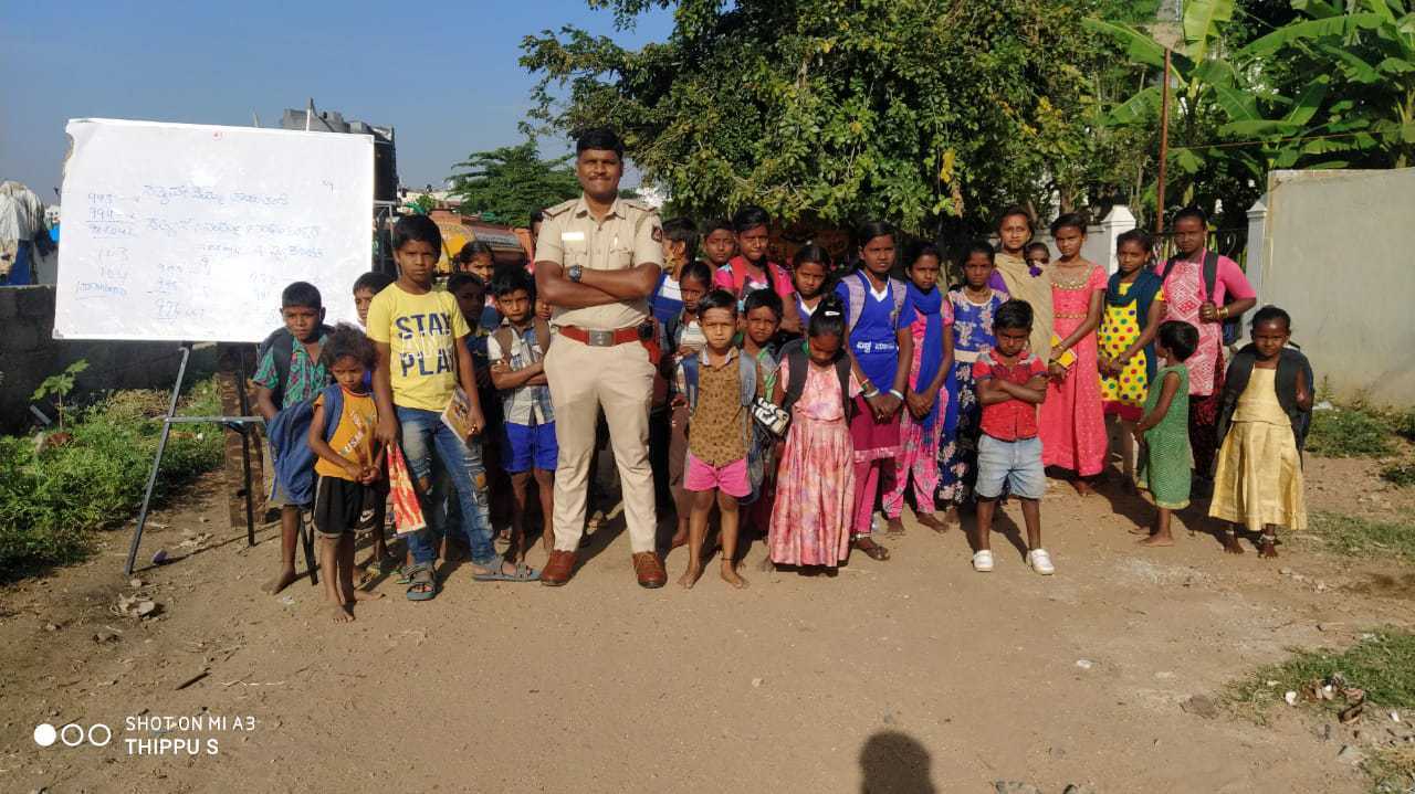 Bengaluru Policeman Takes Double Shifts, Teaches The Kids of Migrant Labourers