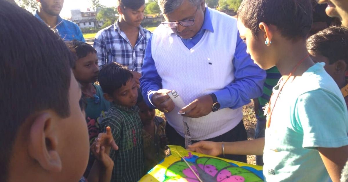 Hero Teacher From Bihar Started Teaching Kids For Re 1 After His School Closed Down