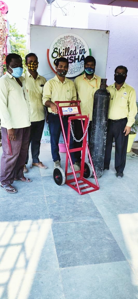 low-cost trolley to move oxygen cylinders