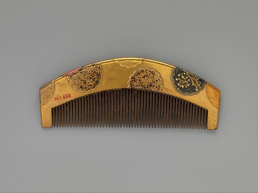 Lacquer-Comb-with-Flower-Shaped-Roundels