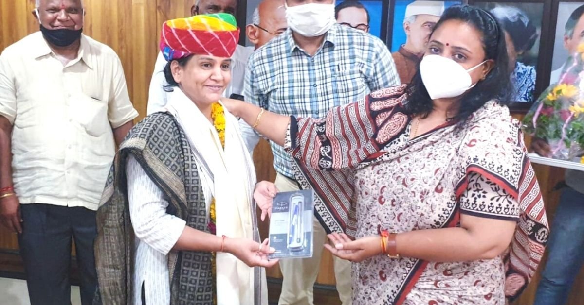 Asha Kandara being felicitated by Jodhpur Municipal Corporation (North) mayor Kunti Deora Parihar.