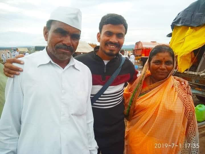 raju kendre with his parents, who are farmers 