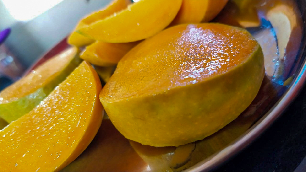 Slices of Tikhliya Mangoes