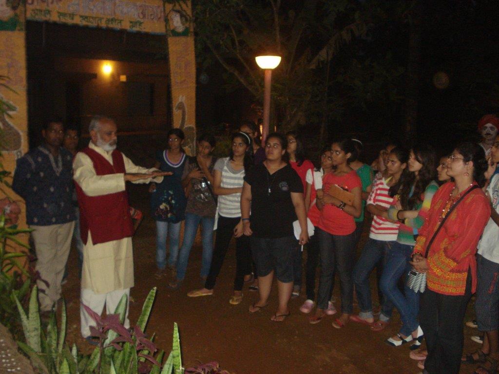 Parshuram explains Chitrakathi painting to visitors