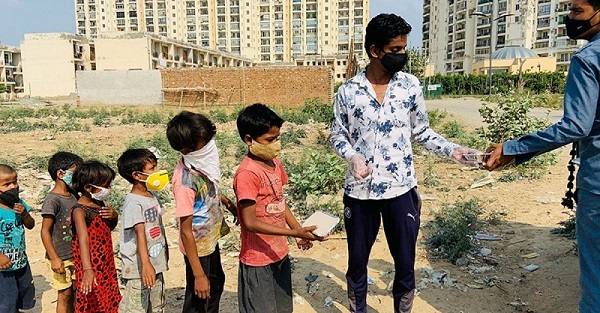 28-YO Feeds 5 Lakh Destitute & Educates Slum Kids; The Reason Will Move You to Tears