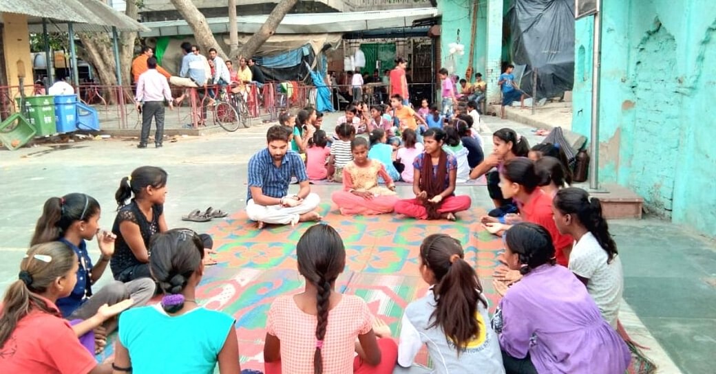 On the Ghats of Ganga, a Hero Provides Free Education to 200 Needy Kids