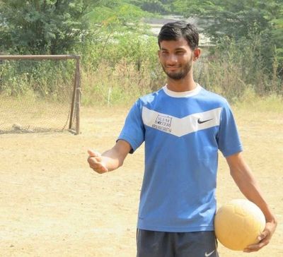 Pankaj Mahajan bermain sepak bola