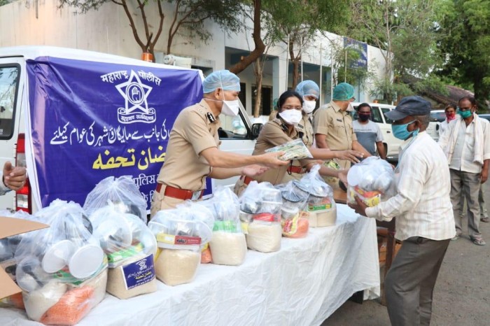 Maharashta Police Distributing Food Items during COVID