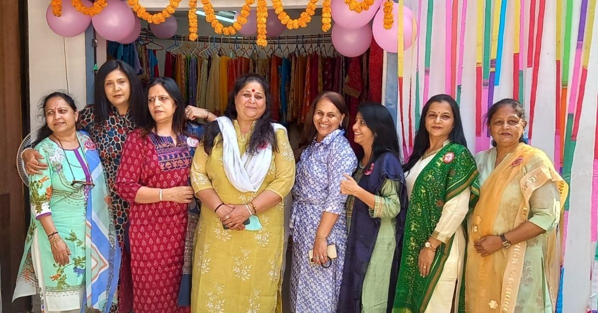 Stock Photo of 30 To 40 Age Group Indian Women Wearing Black and Red Color  Saree, Selling Fresh Flower Garland in Market Area. Editorial Image - Image  of aged, area: 265540690