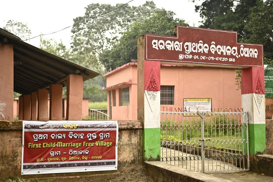 Poster yang mendeklarasikan Thianal sebagai Desa Bebas Pernikahan Anak