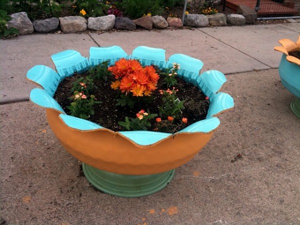 Tyre planter with a design