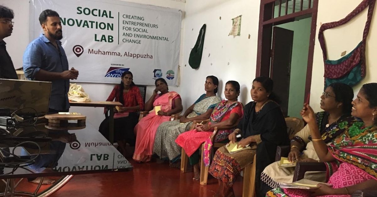 Aktivis iklim Kerala Sanju Soman di lab inovasi sosialnya di desa Muhamma di Kerala