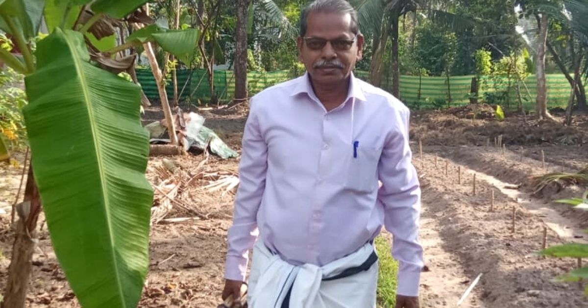 P Sukumaran, pustakawan jalan kaki dari Alappuzha, Kerala, yang menempuh perjalanan 12 km setiap hari untuk mengantarkan buku selama 41 tahun terakhir.