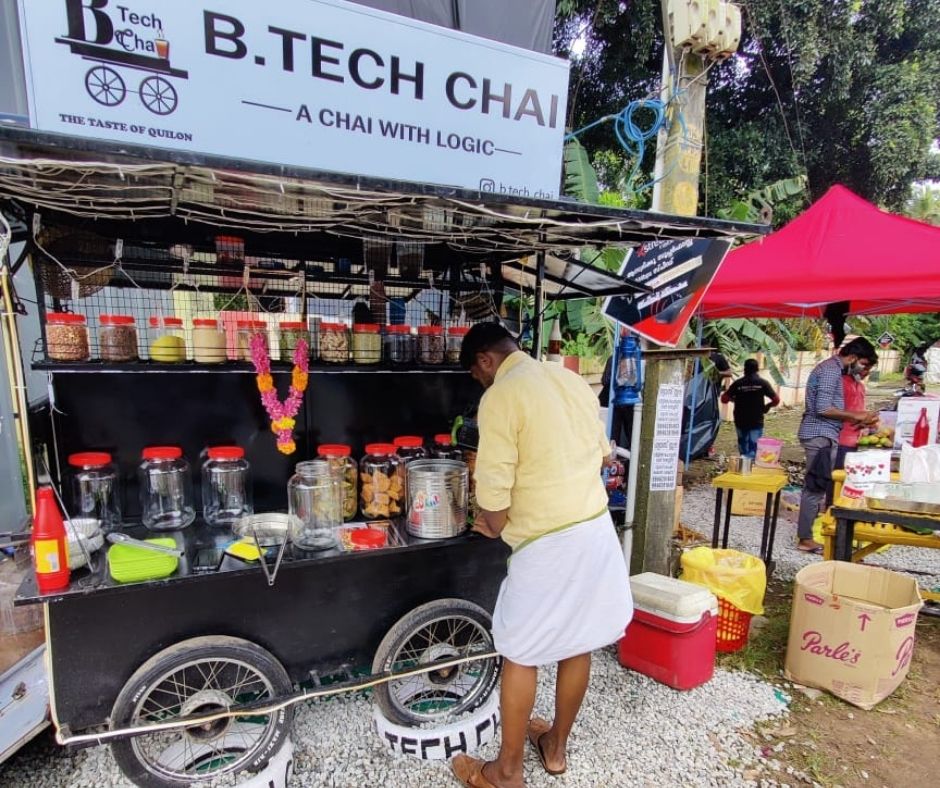 BTech Chai berada di atas kereta dorong yang ditempatkan di pinggir jalan salah satu area sibuk di Kollam