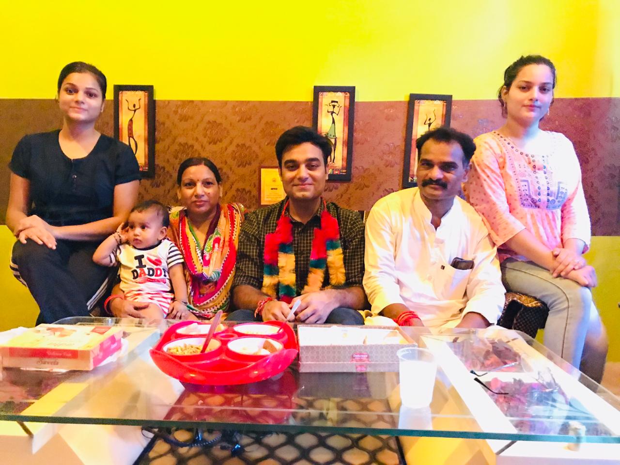 IAS Officer Himanshu Gupta with his parents and sisters. Celebrating clearing the UPSC CSE. 