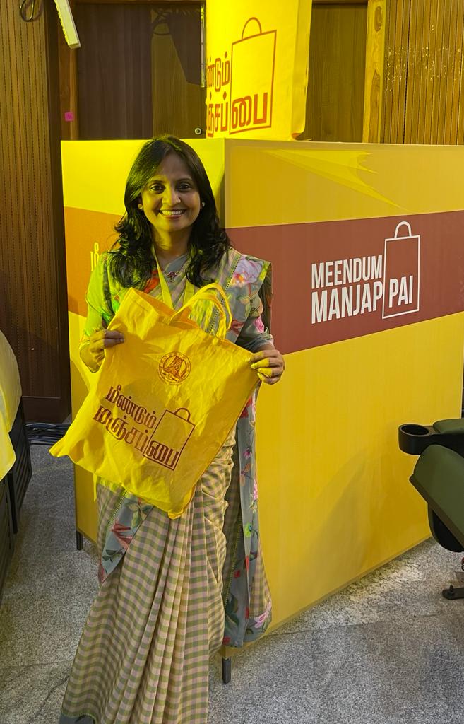 Petugas IAS Supriya Sahu dengan tas kain kuning. 