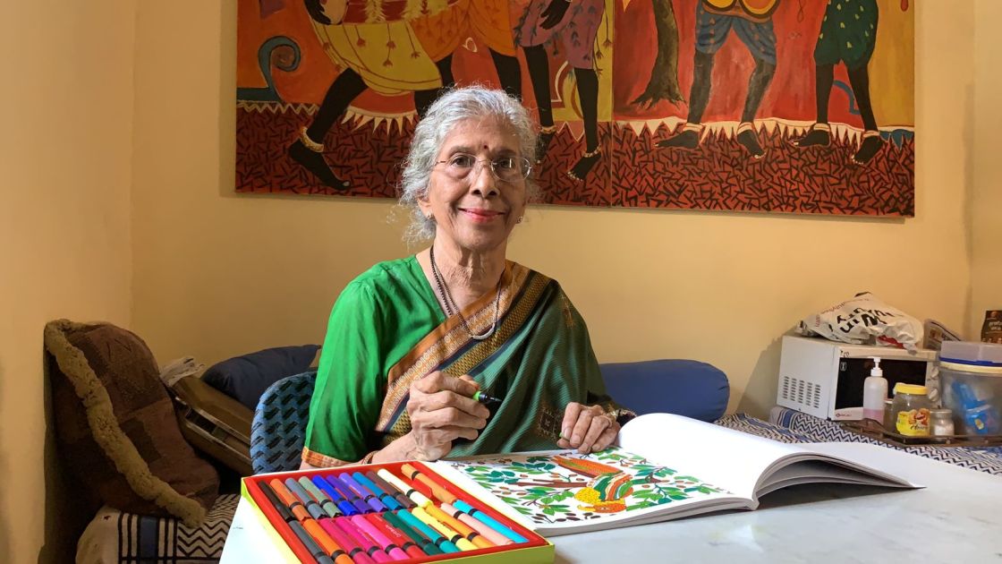 Lata Chaudhry dengan buku mewarnainya bersama dengan warna-warna di rumahnya di Mumbai. 