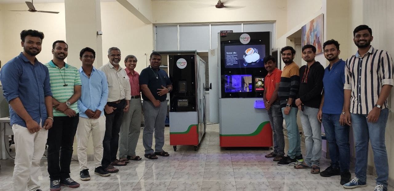 Sharan Hiremath dan Suresh Chandrashekar dari Bangalore memulai Freshot Robotics pada tahun 2016 untuk memproduksi robot yang bisa memasak.