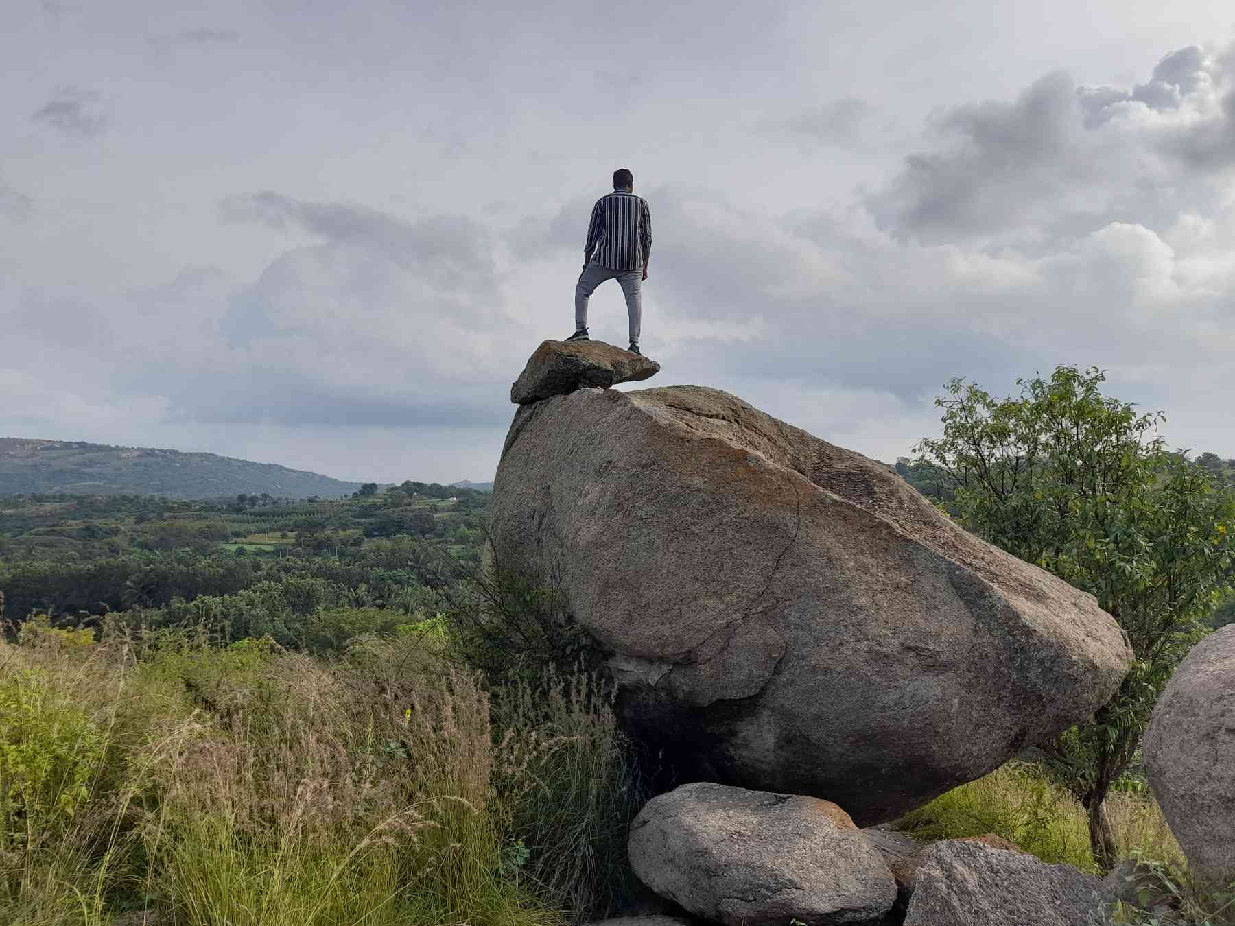Pria berdiri di atas batu