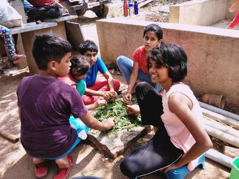 Sekelompok anak membuat biopestisida di farmstay