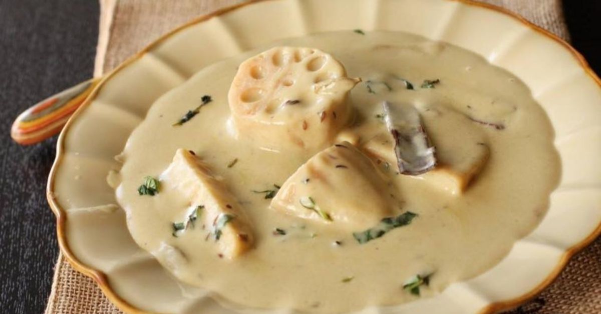 The dish of Nadru Yakhni, served in a white plate 