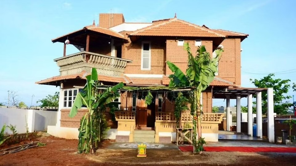 This Gorgeous Paint-Free, Mud Home Needs 50% Less Cement & No ACs in Summers