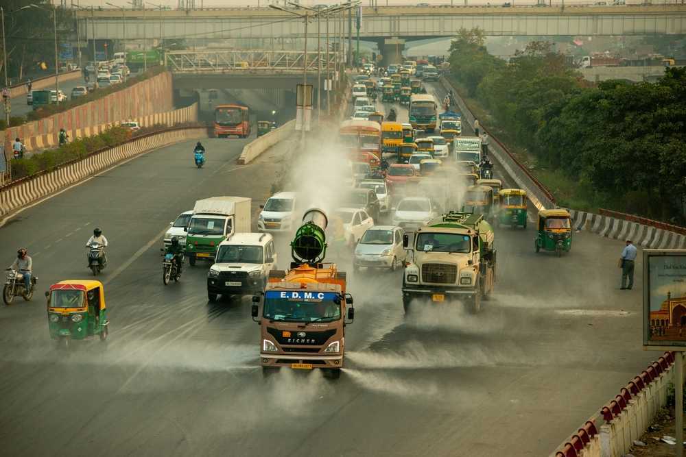 Cleaning the road dust to prevent air pollution in Delhi