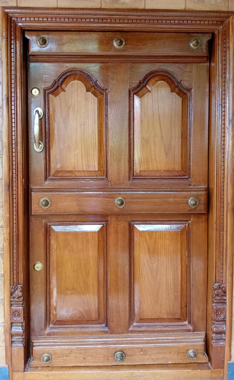The door is made of recycled teak wood. 