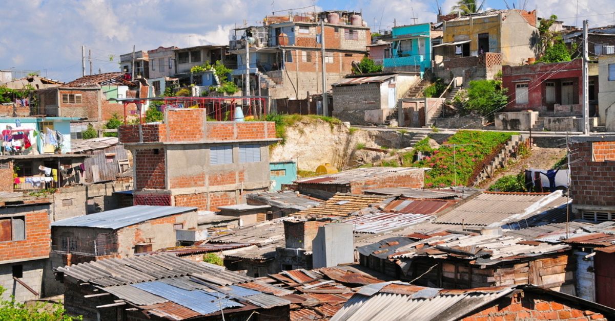 Free, Innovative & Sustainable Techniques are Cooling Houses with Tin Roofs by 10°C