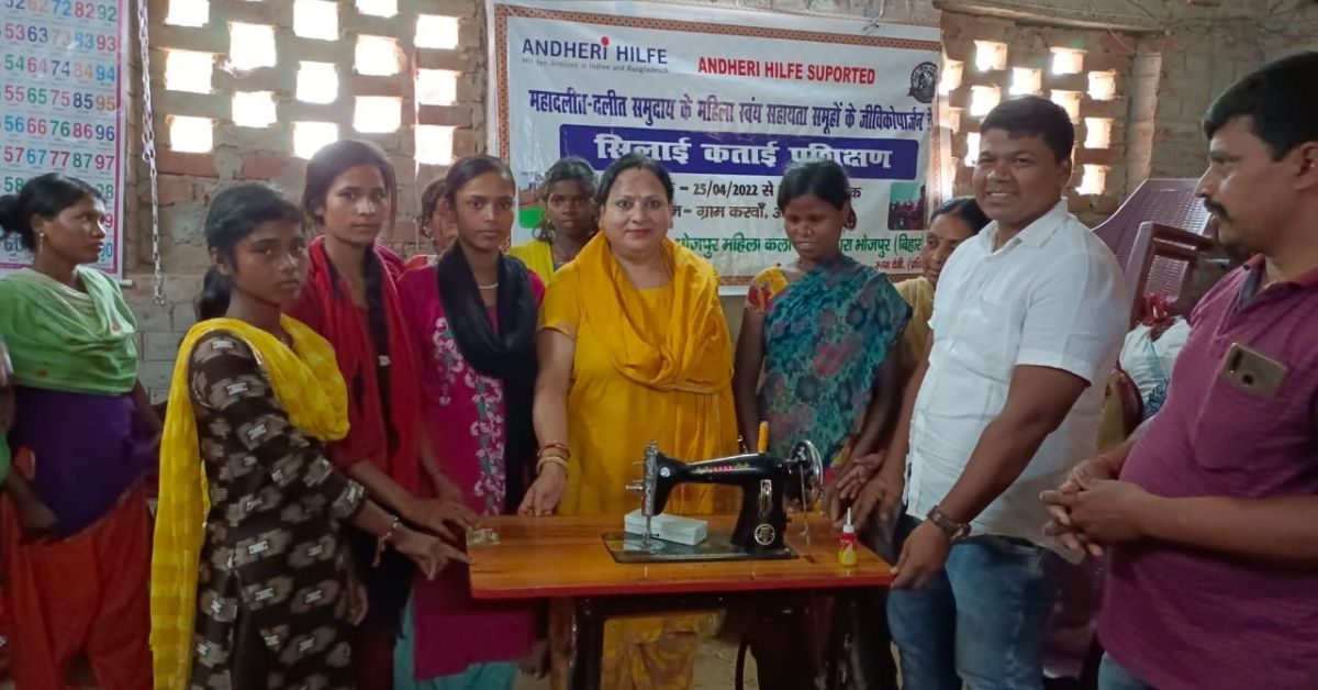 Anita Gupta and women from NGO Bhojpur Mahila Kala Kendra