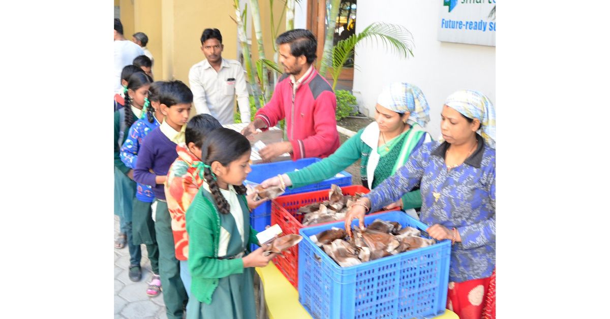 Volunteers distribute food to prospective students of the Sitari Foundation 