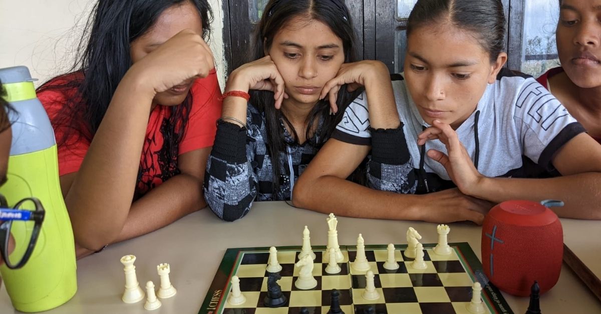 Sajhe Sapne students learning chess at the Sapna centre