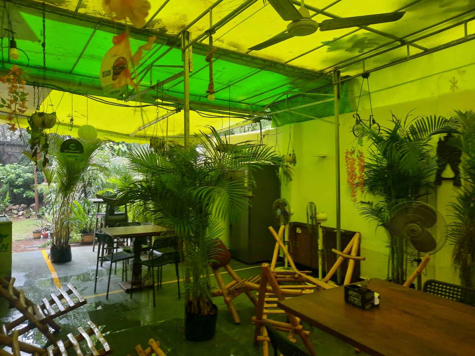 tempat duduk luar ruangan di Rare Earth, kafe vegan di Khar mumbai