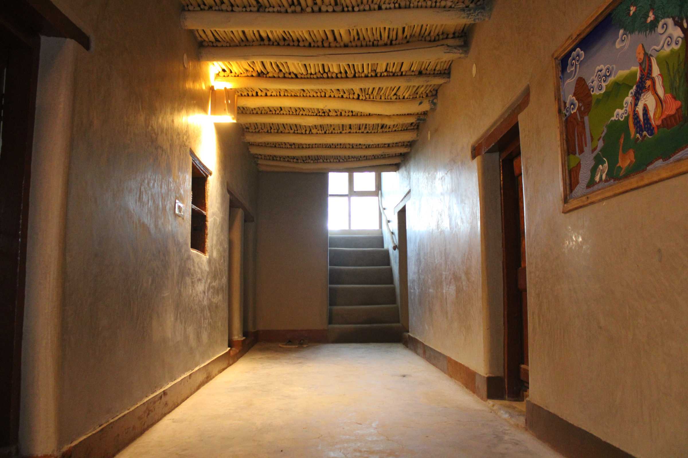 Mud walls inside an eco-home by Earth Building.