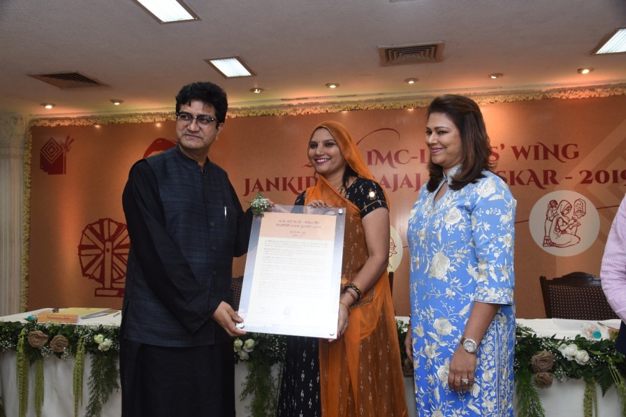 artisan ruma devi from barmer, rajasthan receives an award for empowering women to pursue handicrafts