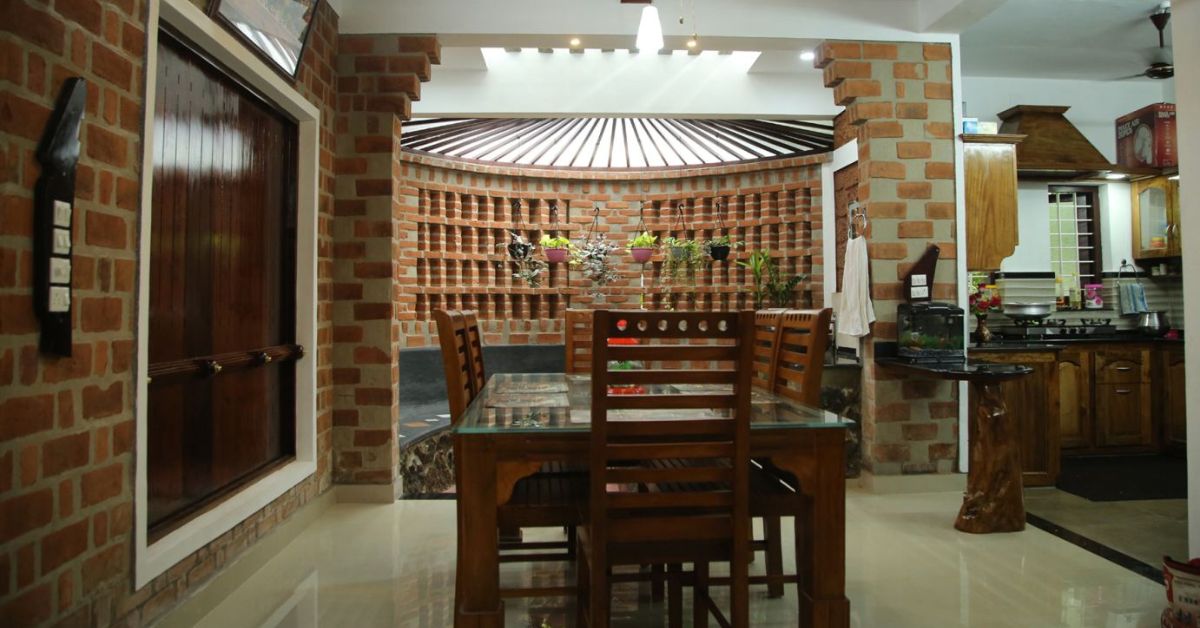 ruang makan di rumah ramah lingkungan di kottayam terbuat dari kayu daur ulang berusia 100 tahun
