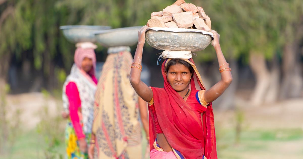 Di India, lebih banyak perempuan bekerja di ekonomi informal seperti pekerja rumah tangga, pedagang kaki lima, pemulung