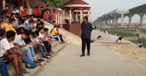 Former IAS Officer Gives Free UPSC Coaching on The Ghats of Ganga