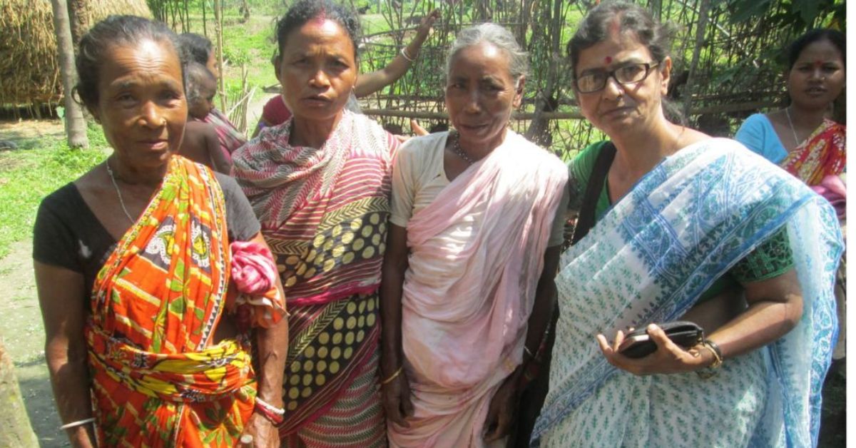 kolkata pendidik chandra mukhopadhyay berdiri di samping penyanyi folk wanita pedesaan