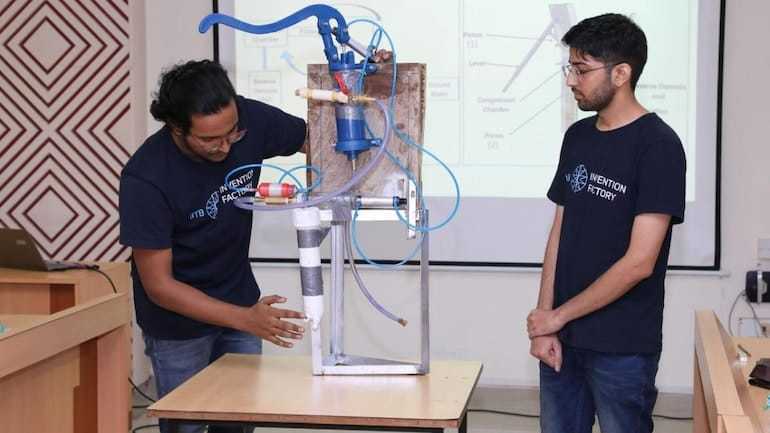 Mohit Jajoriya и Arpit Upadhyay с техния модел RO ръчна помпа