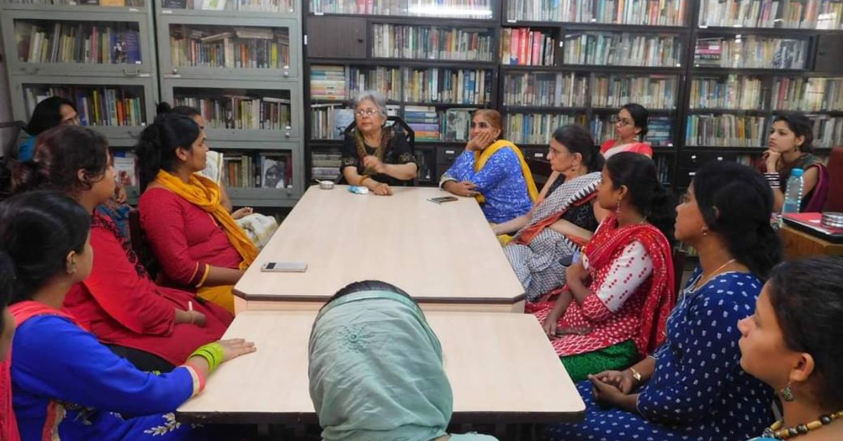 feminis India dan aktivis hak-hak perempuan sonal shukla duduk bersama timnya di perpustakaan yayasan vacha