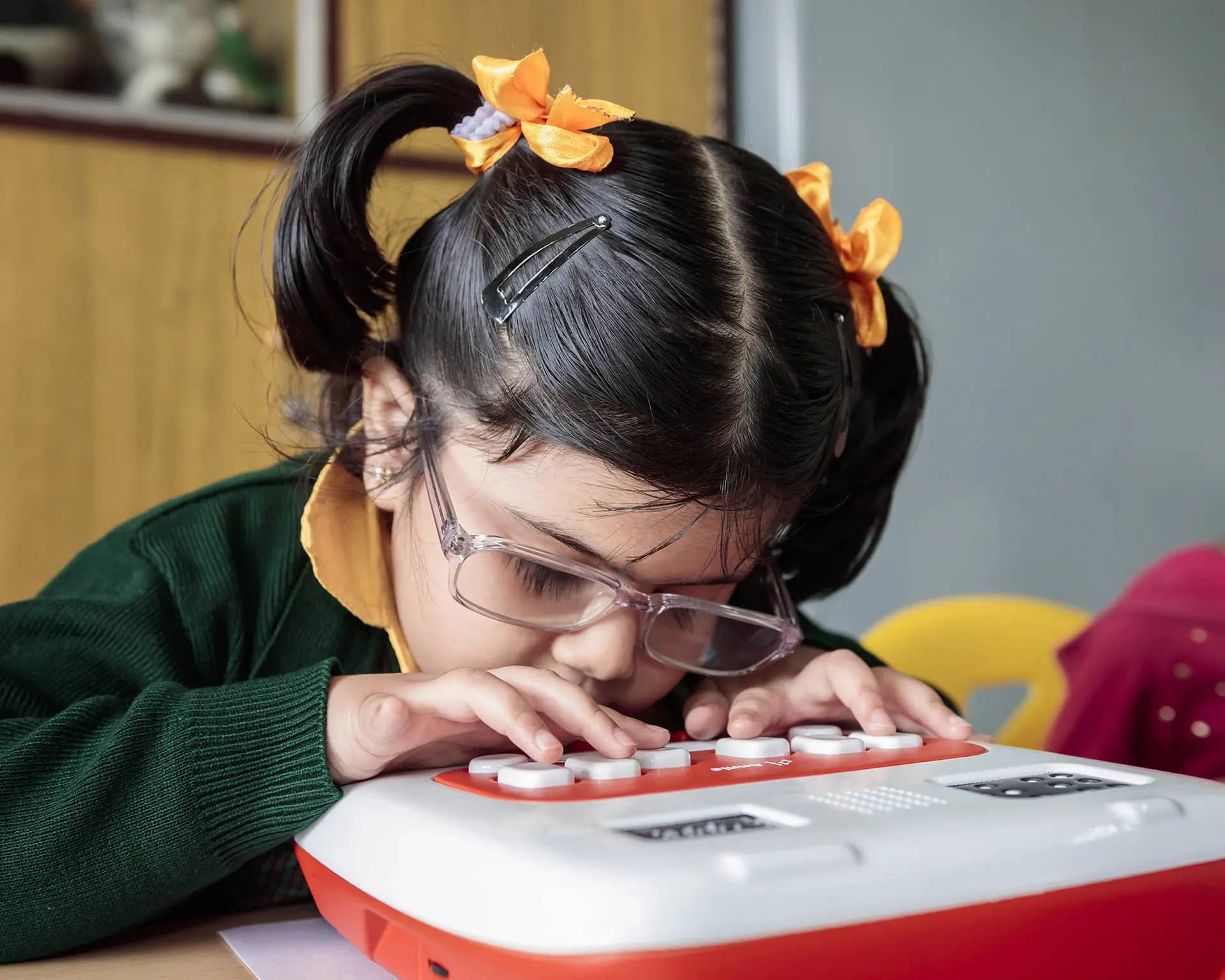 seorang anak tunanetra menggunakan perangkat literasi braille belajar mandiri yang disebut annie 