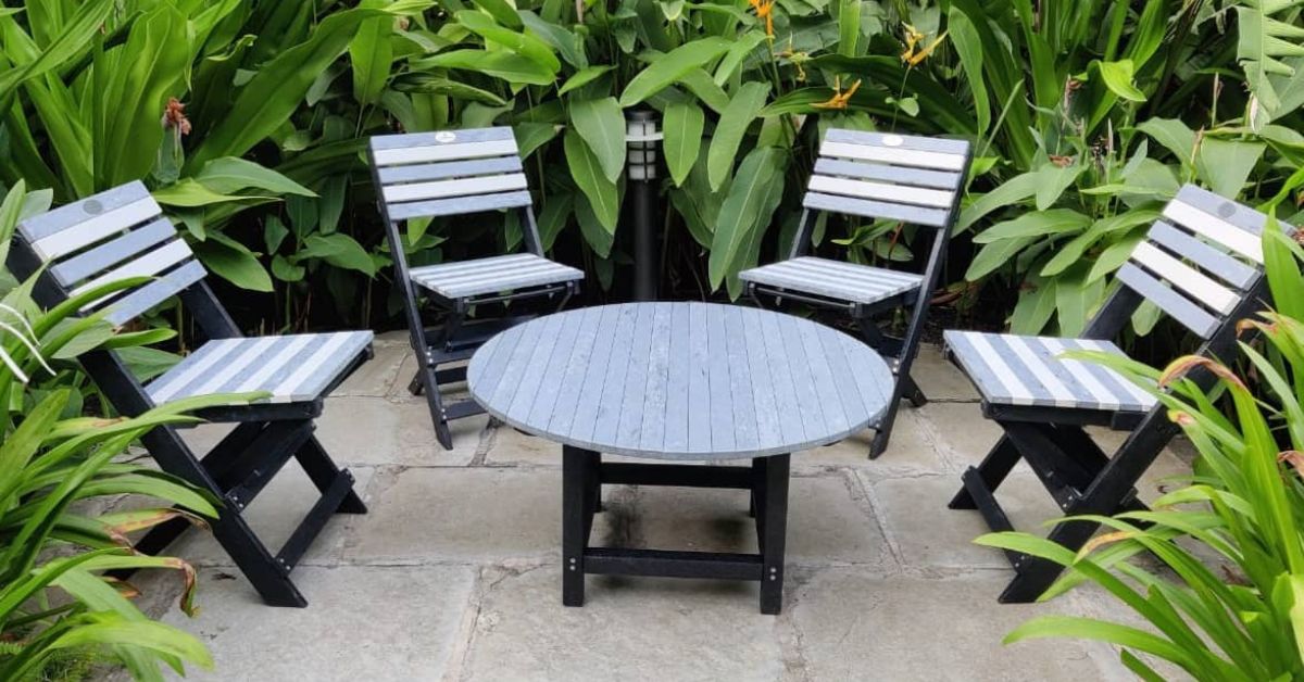 4 Friends Turn 5000 kg Plastic Waste into Furniture That Can be Recycled Again