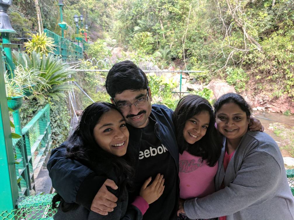 Akriti, adiknya, Arun dan Kavita Gupta - foto keluarga. 