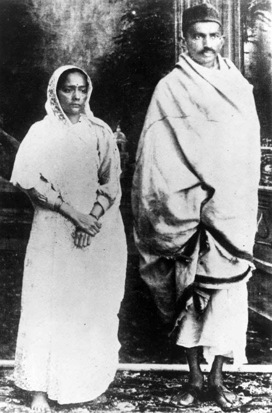 Mahatma Gandhi bersama istrinya Kasturba Gandhi