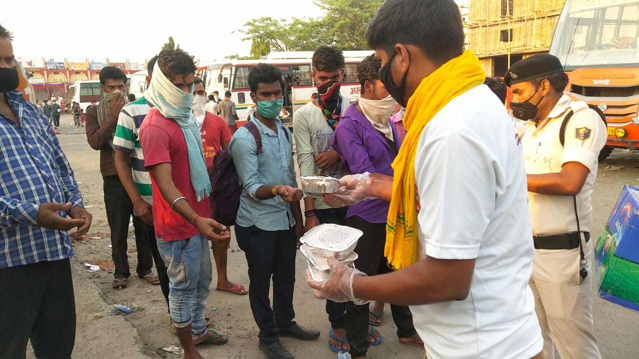 Ravi Shankar, saat membagikan makanan kepada para pekerja migran di stasiun Kereta Api Chapra selama penguncian Covid-19.