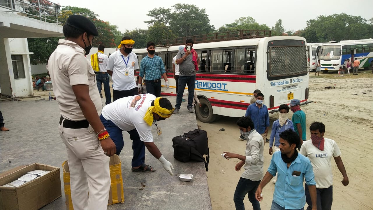 Distributing food to the poor during the lockdown in Bihar.