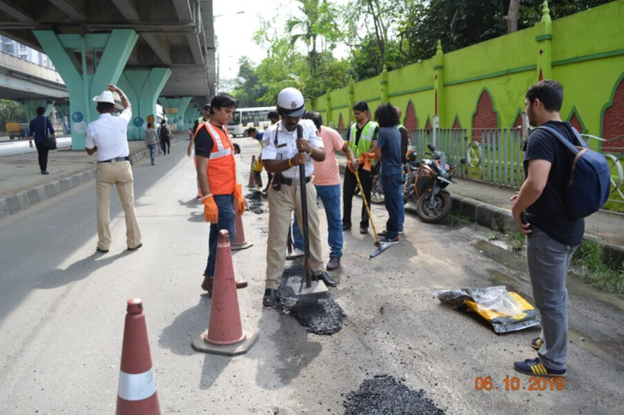 PotHoleRaja memperbaiki lubang dan membangun jalan menggunakan plastik daur ulang